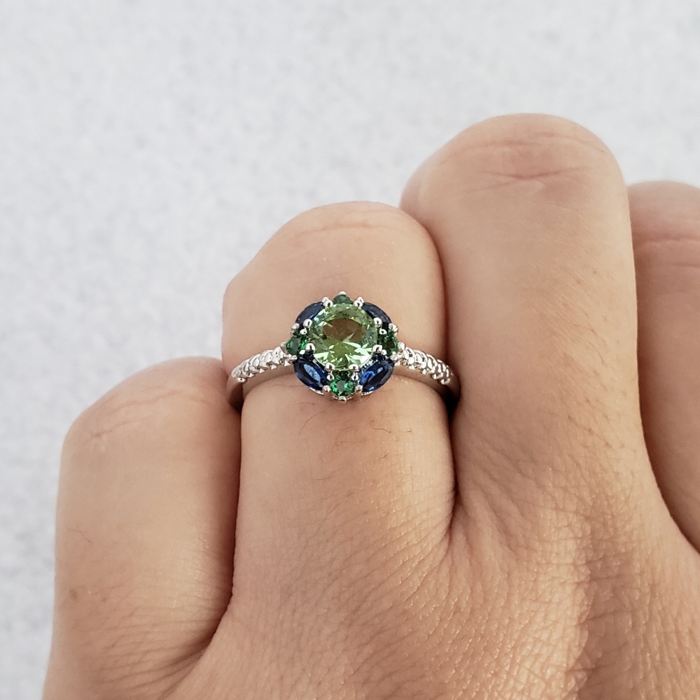 18k Mandala Ring - Picture 7 of 8